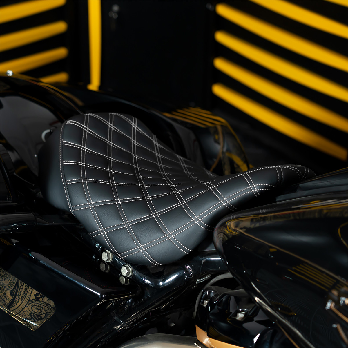 Hogworks Alpha Solo Seat for Harley® Touring '08-'25 (diamond / Silver Stitch)