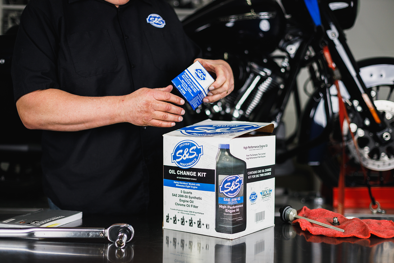 S&S Cycle #218944 - Oil Change Kit - Chrome Filter - M8 - 5 US quarts