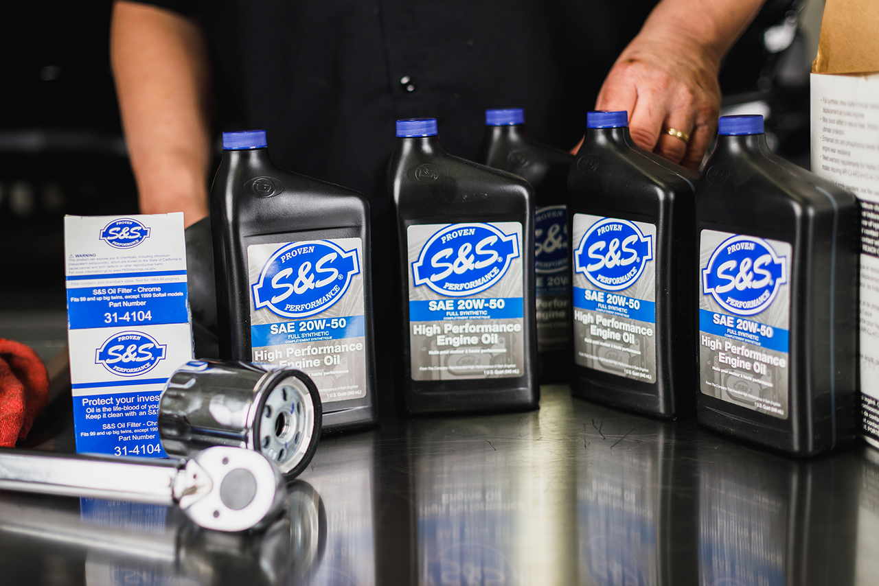 S&S Cycle #218944 - Oil Change Kit - Chrome Filter - M8 - 5 US quarts