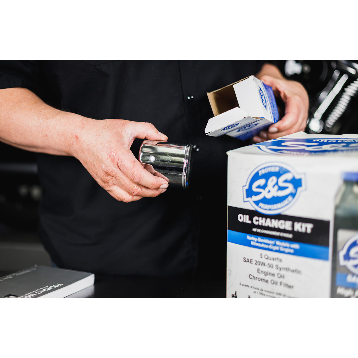 S&S Cycle #218944 - Oil Change Kit - Chrome Filter - M8 - 5 US quarts