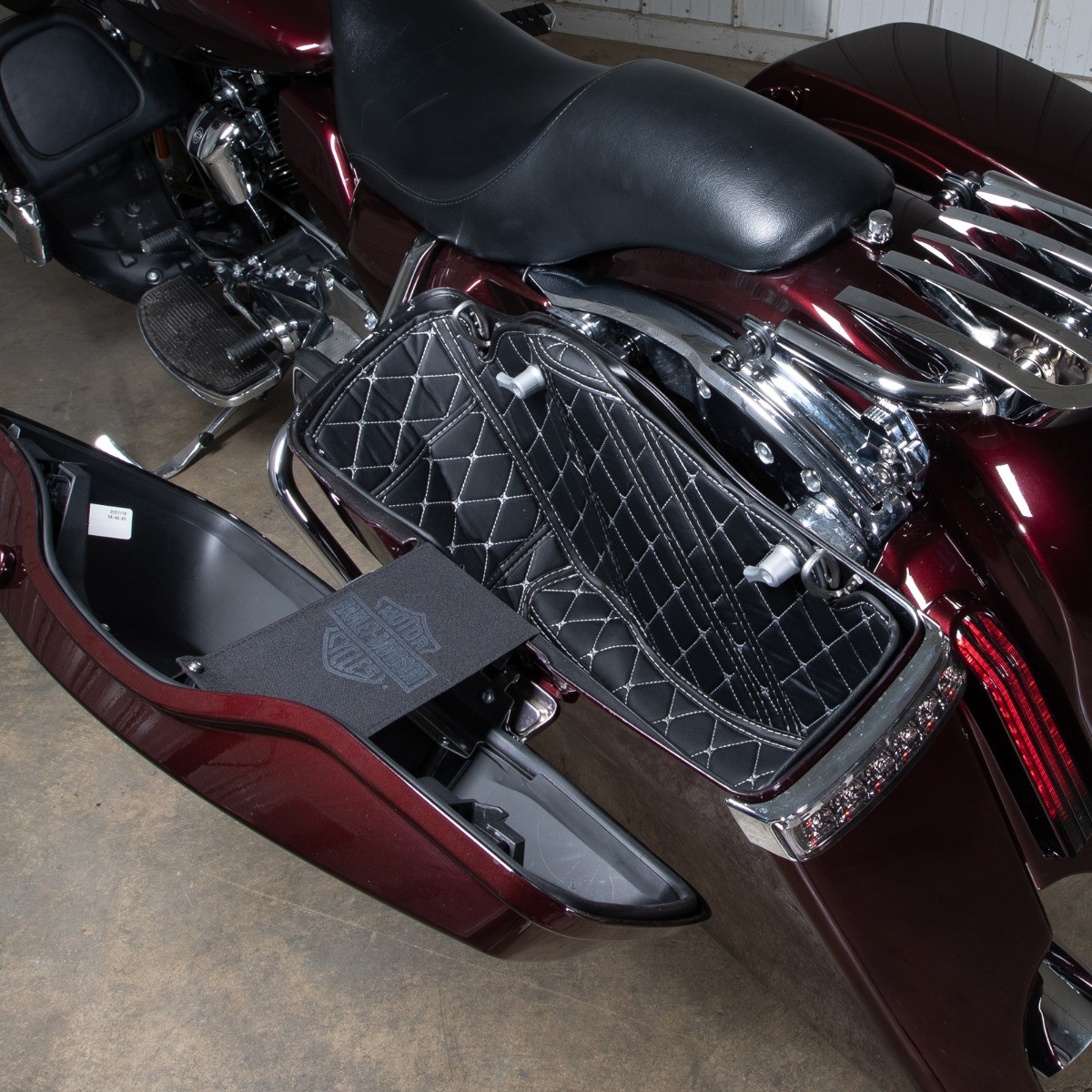 Hogworks Hogworkz® Aftermarket Stretched Saddlebag Liners '14-'25 | Black w/ Silver Stitching