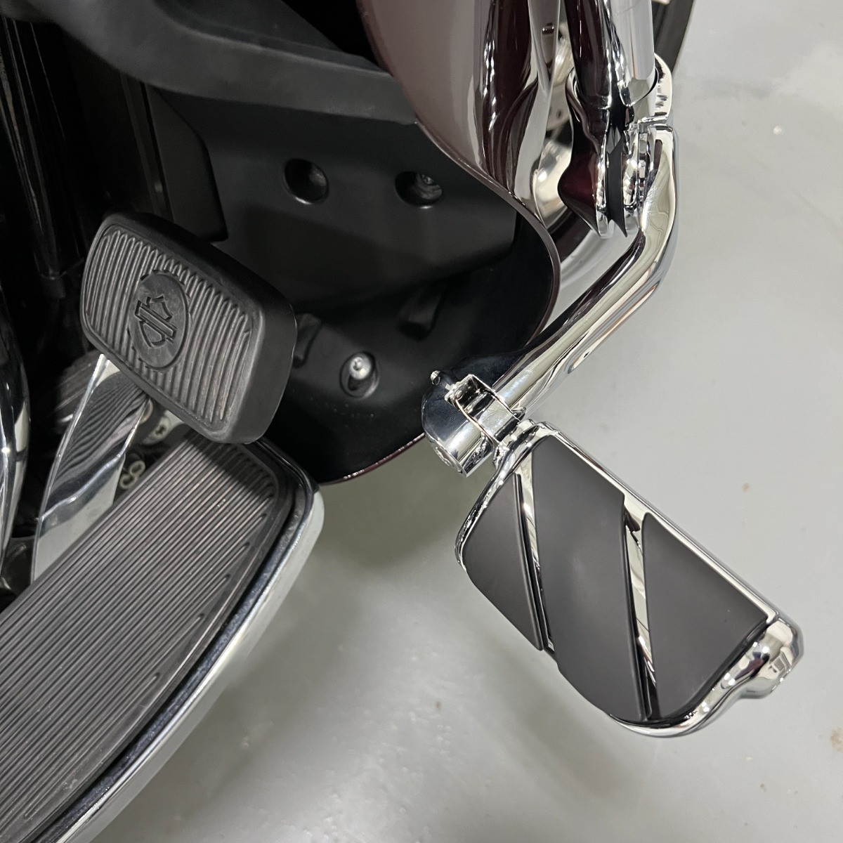 Hogworks Long Angled Adjustable Highway Foot Pegs & Clamps | Chrome