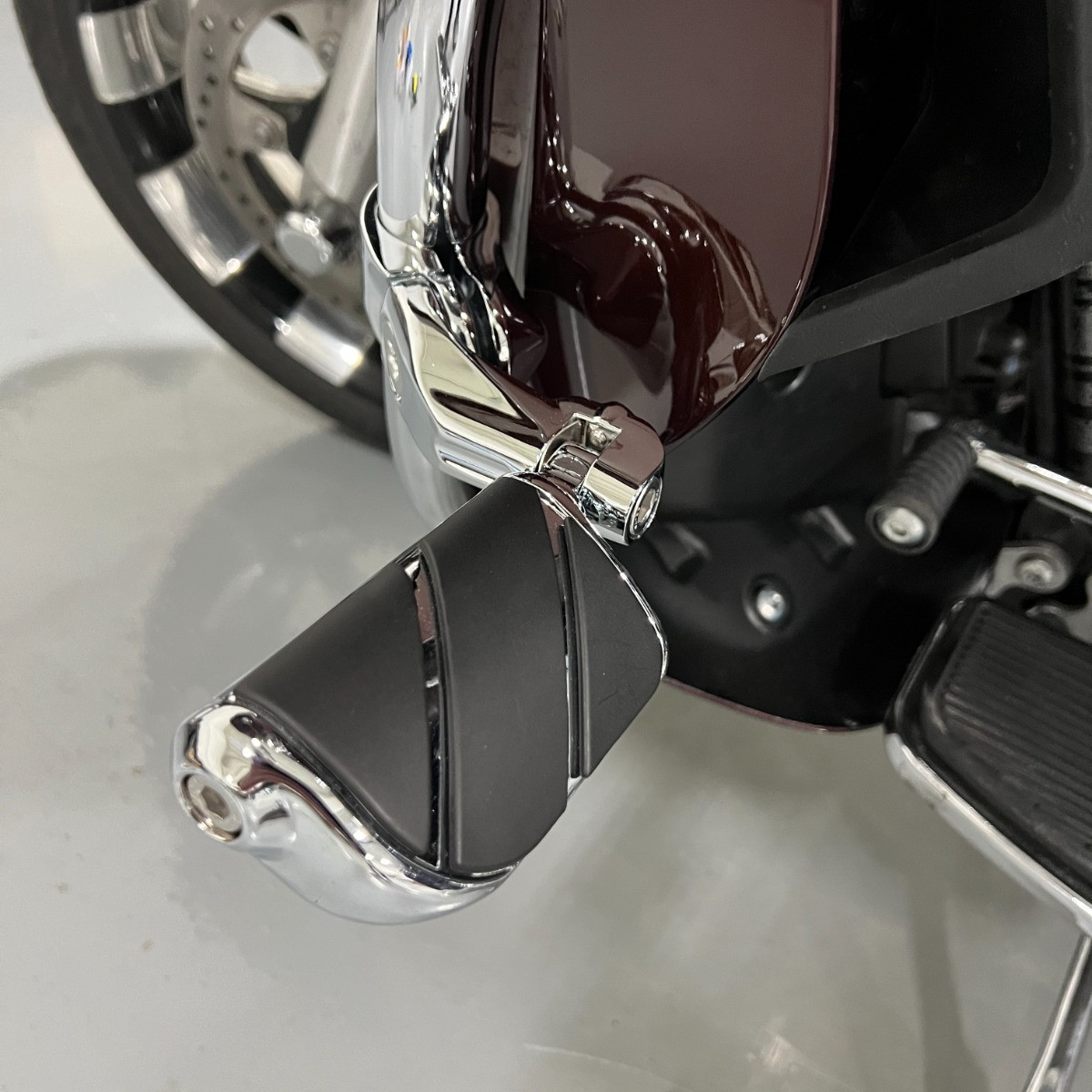 Hogworks Short Angled Adjustable Highway Foot Pegs & Clamps | Chrome