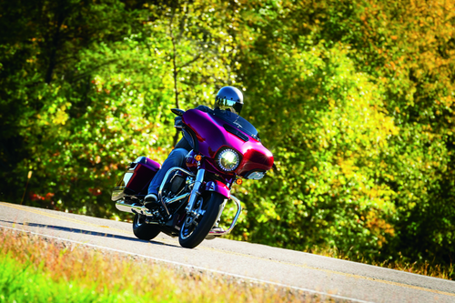 Kuryakyn #1389 - Smooth Windshield Trim 14-Up Touring Gloss Black