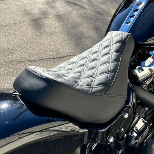 Hogworks Solo Seat for Wide Bobber Rear Fender | Harley® Fat Boy / Breakout '18-'25 (diamond / Black)