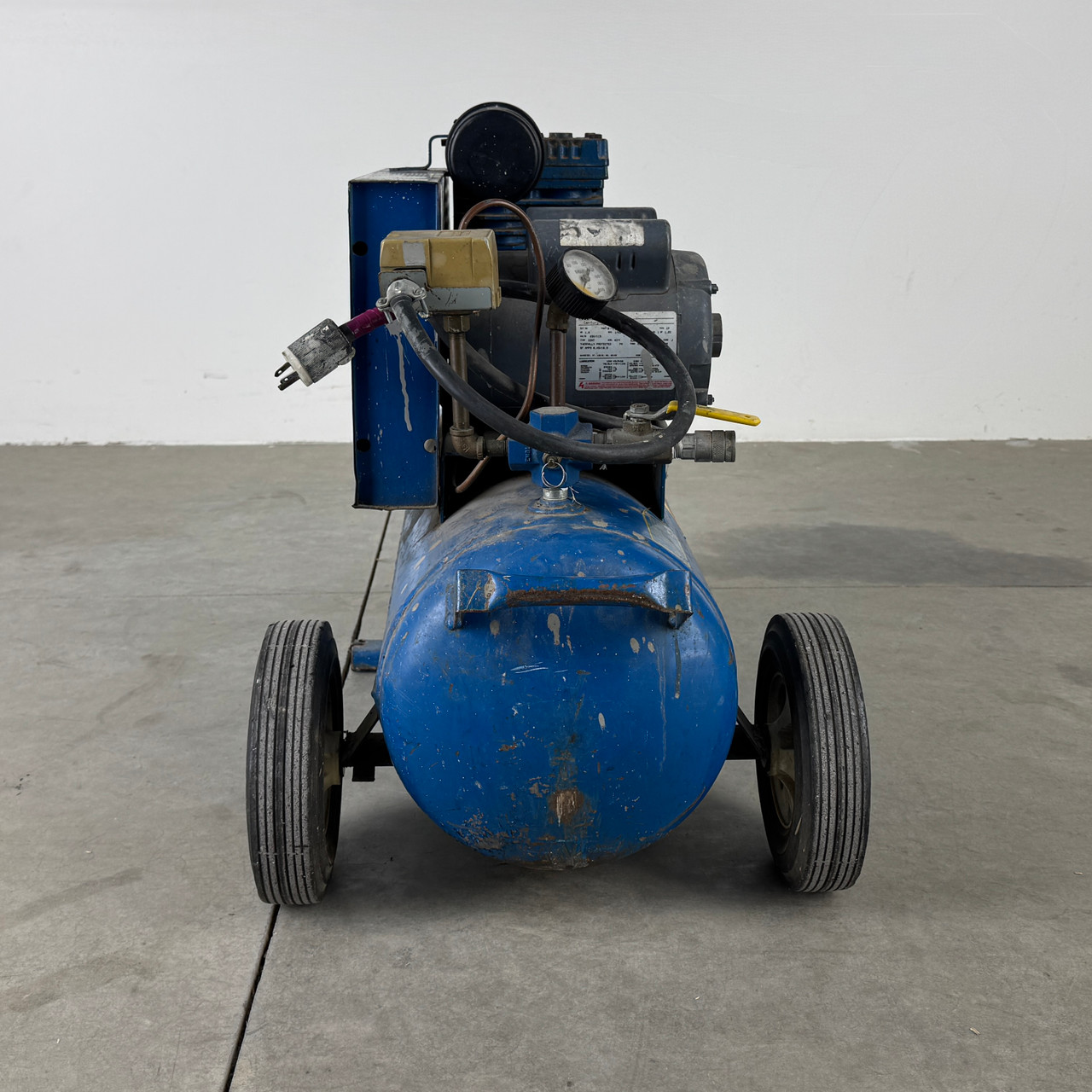 EMGLO K15A-8P AIR COMPRESSOR: 125 psi, 115v/15a/60hz, 1.5hp, 8 gal