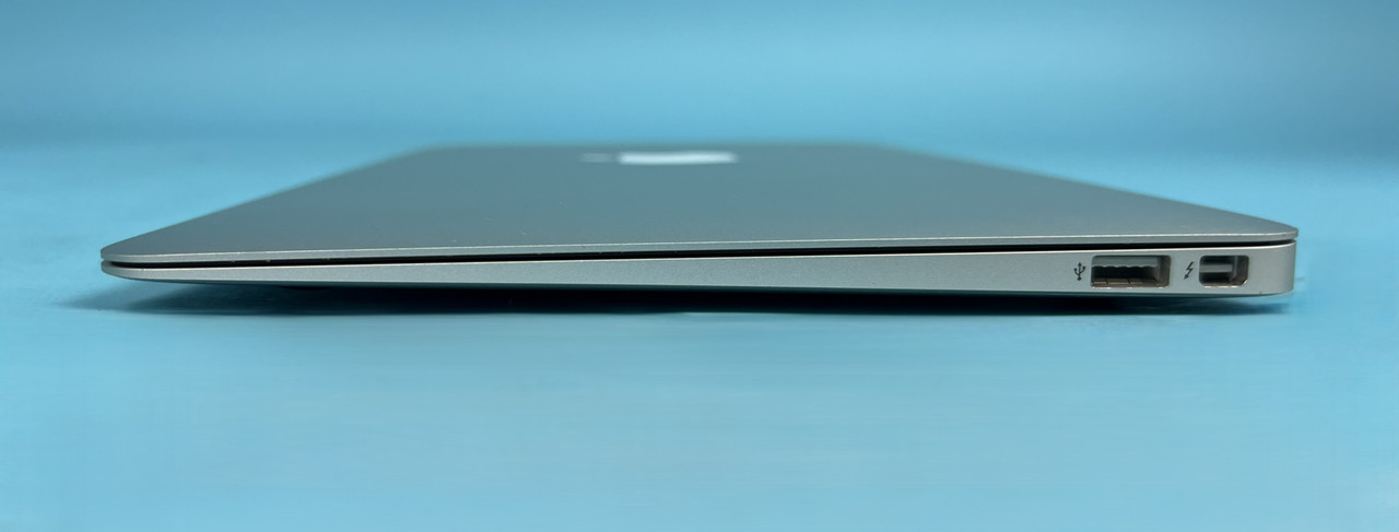 APPLE A1465 MACBOOK AIR: 2014, 4gb ram, 128gb ssd, (Used)