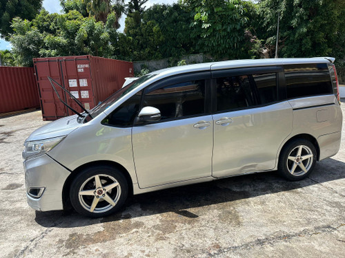 ST. VINCENT: 2018 TOYOTA NOAH MO #33885 (Used)