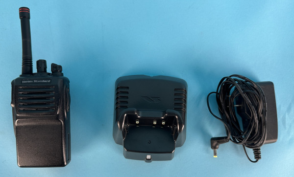 VERTEX VX-351-G7-5 UHF RADIO: battery, charging base (Used) 