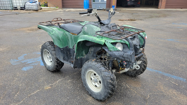 WOODBURY, NY: 2014 GRIZZLY 550 ATV MO#33800: warn vrx 25 winch attachment on front (Used)
