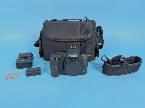 CANON EOS 5D MKII DS126201 CAMERA: cf card, batteries, plug-in charger (Used)