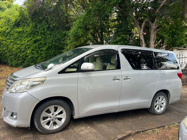 GRENADA: 2014 TOYOTA ALPHARD MINIVAN MO #33878 (Used)