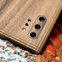 Toast wood cover for Samsung Galaxy Note 10+ in walnut, detail.