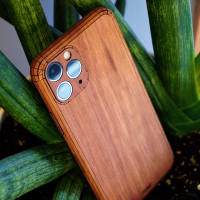 Toast iPhone 11 Pro wood cover in lyptus. 