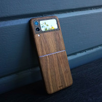 Toast wood cover for the Samsung Galaxy Flip4 in walnut.