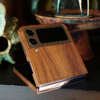 Toast wood cover for the Samsung Galaxy Flip4 in walnut.