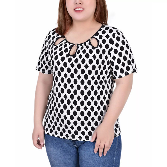 Plus Size Short Sleeve with Ring Details Top
