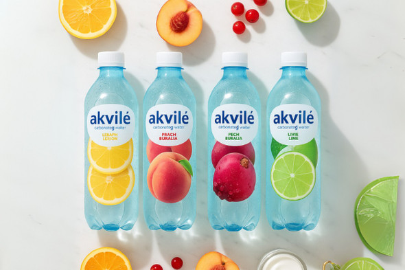 Akvile Lemon Sparkling Water 1.5L bottiglia in PET formato famiglia, acqua minerale naturale lituana al gusto di limone, etichetta gialla di grande formato con immagine di limone fresco, acqua gassata zero zuccheri e zero calorie per famiglie, acqua gassata naturalmente alcalina, bevanda alternativa economica e salutare, bottiglia in plastica riciclabile, Akvile lemon sparkling water 1.5 litro bottiglia in PET, acqua gassata aromatizzata agli agrumi formato famiglia al gusto di limone naturale, bevanda rinfrescante di grande formato