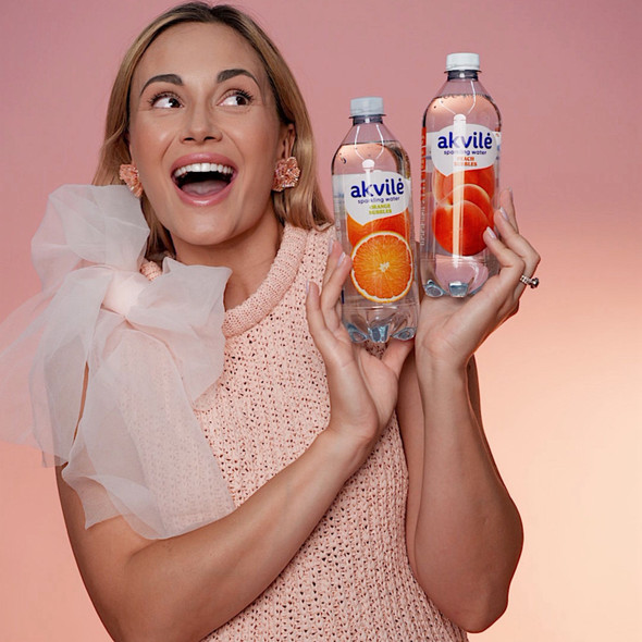 Akvile Peach Sparkling Water 600ml botella PET, agua mineral natural lituana con sabor a melocotón, etiqueta naranja y rosa con imagen de melocotón fresco, agua con gas de melocotón sin azúcar y sin calorías, agua carbonatada naturalmente alcalina, bebida saludable con sabor a fruta.