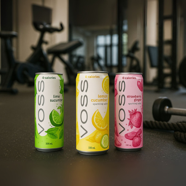 Acqua frizzante aromatizzata al limone e cetriolo VOSS, lattina in alluminio da 330 ml, acqua norvegese premium con aroma naturale di limone e cetriolo, bevanda ispirata alle spa senza zucchero e senza calorie, design della lattina VOSS gialla e verde, confezione riciclabile, alternativa sana e rinfrescante