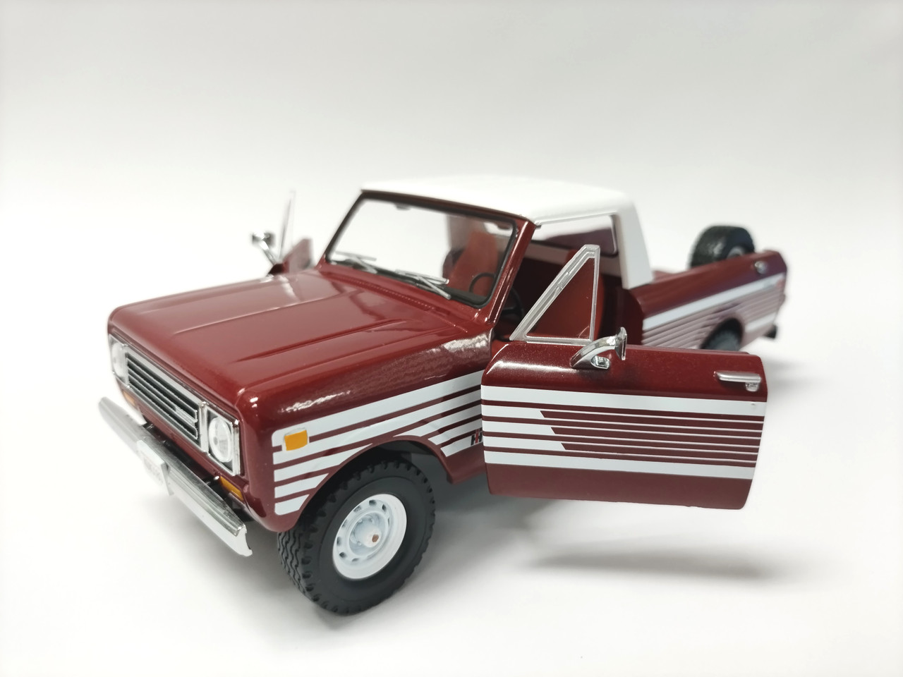 International Scout Terra Pickup 1979 Tahitian Red 1/25 **PRE-ORDER*