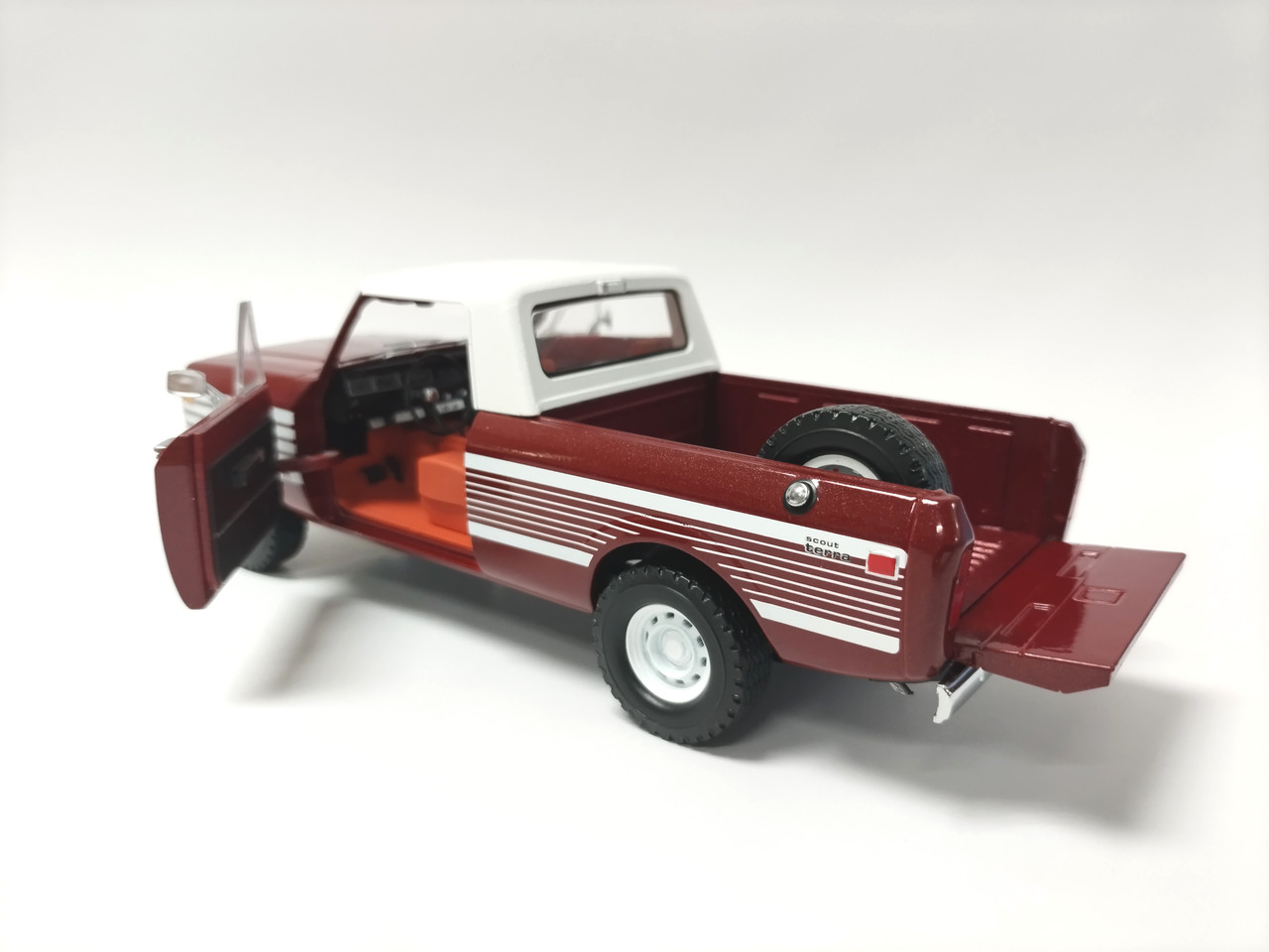 International Scout Terra Pickup 1979 Tahitian Red 1/25 **PRE-ORDER*