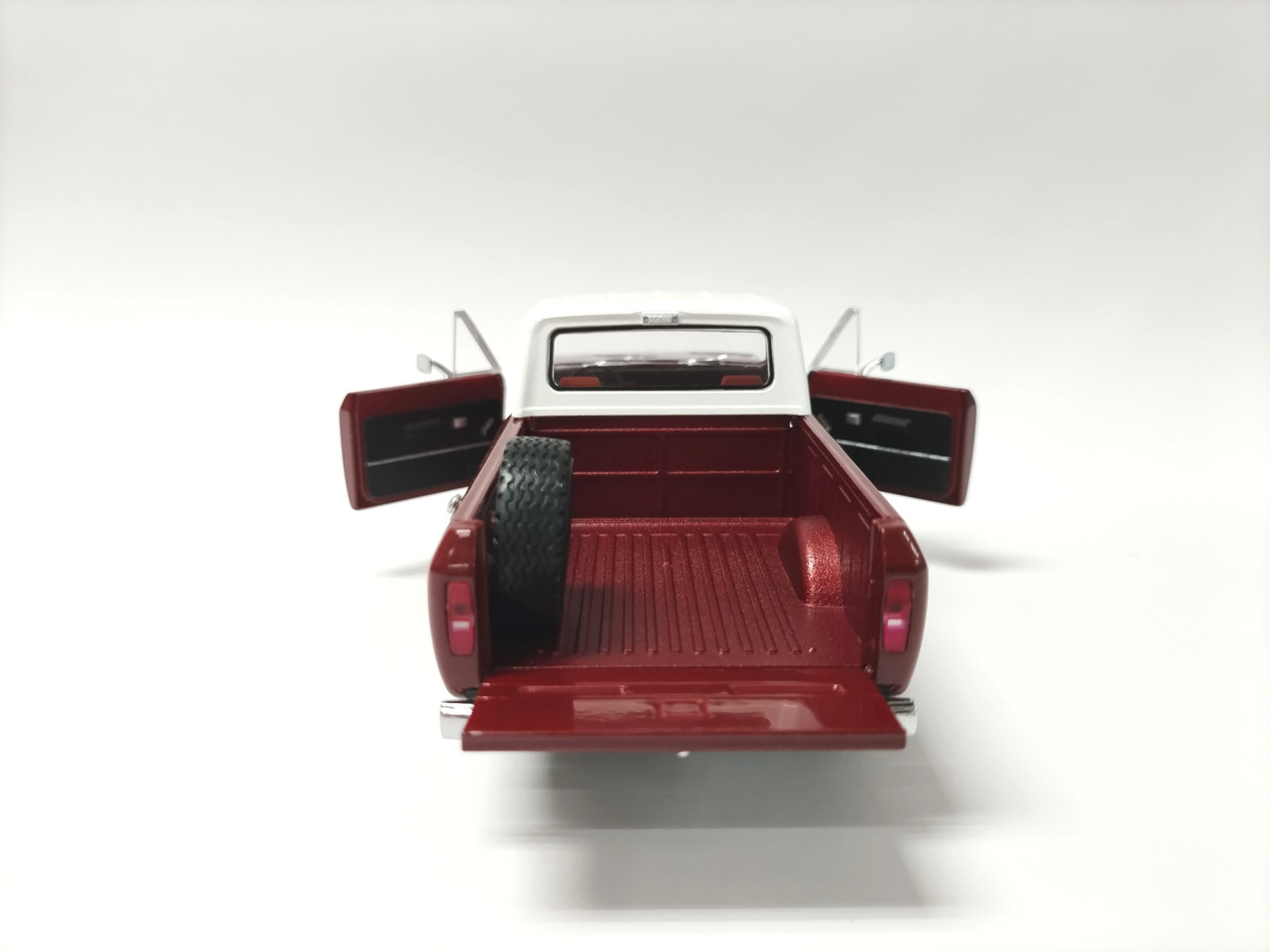 International Scout Terra Pickup 1979 Tahitian Red 1/25 **PRE-ORDER*