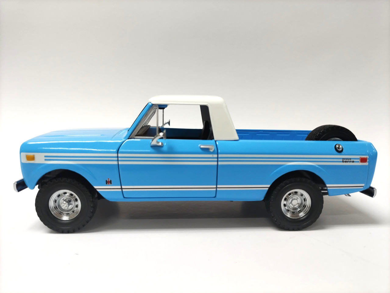 International Scout Terra Pickup 1979 Lexington Blue 1/25 **PRE-ORDER*