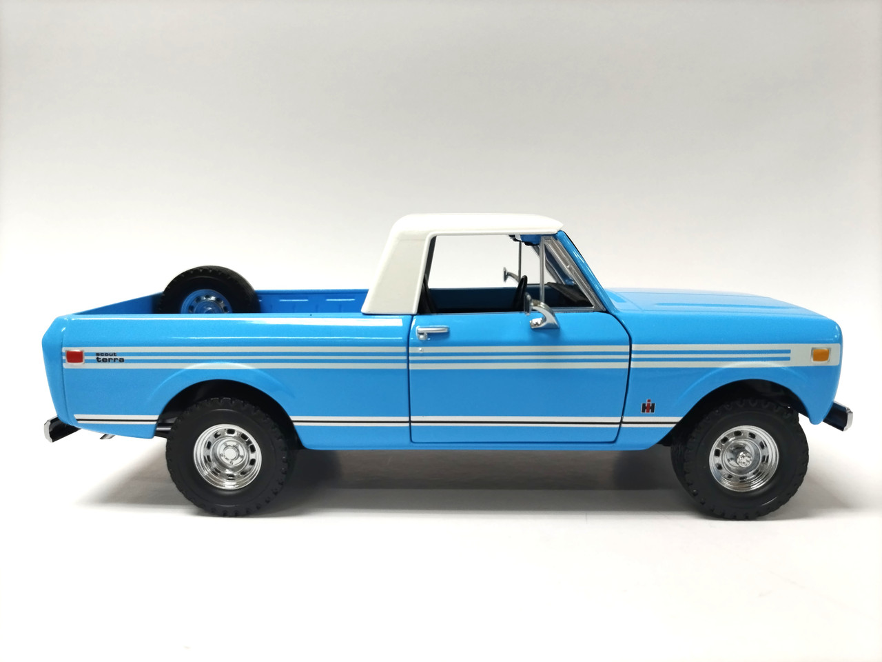 International Scout Terra Pickup 1979 Lexington Blue 1/25 **PRE-ORDER*