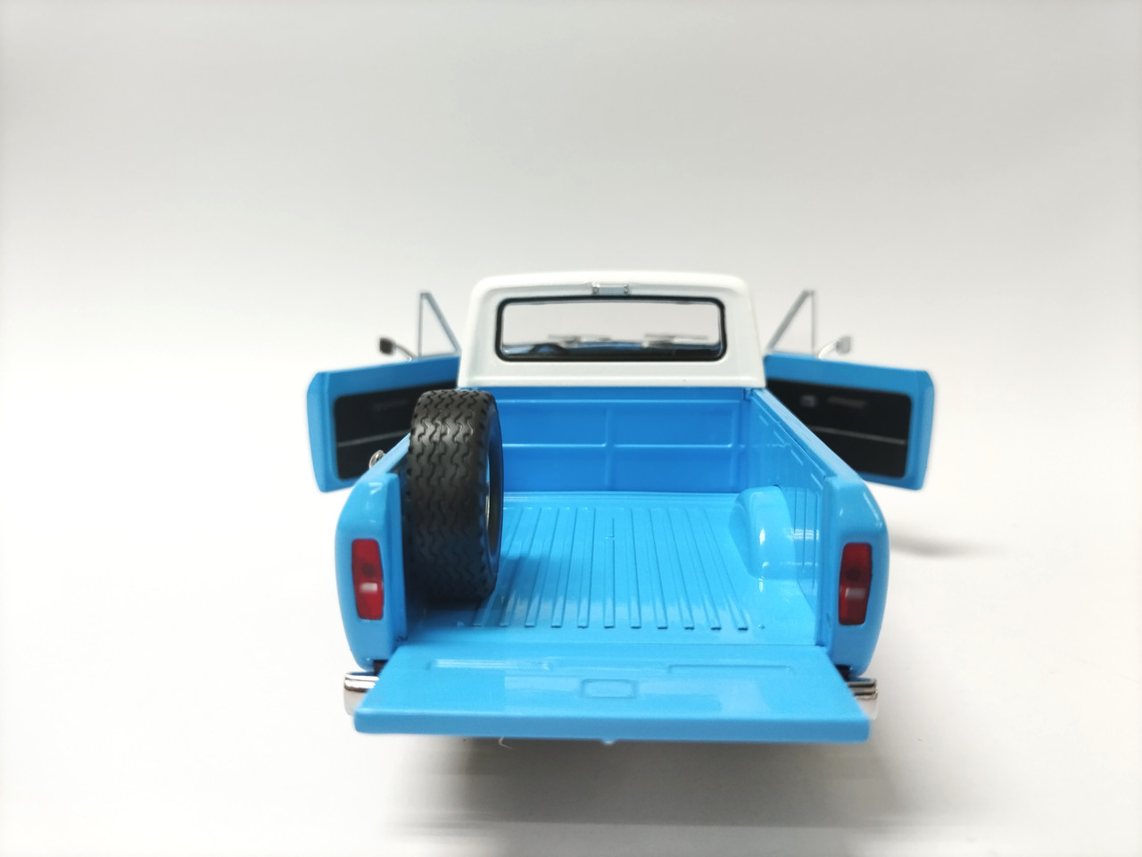 International Scout Terra Pickup 1979 Lexington Blue 1/25 **PRE-ORDER*