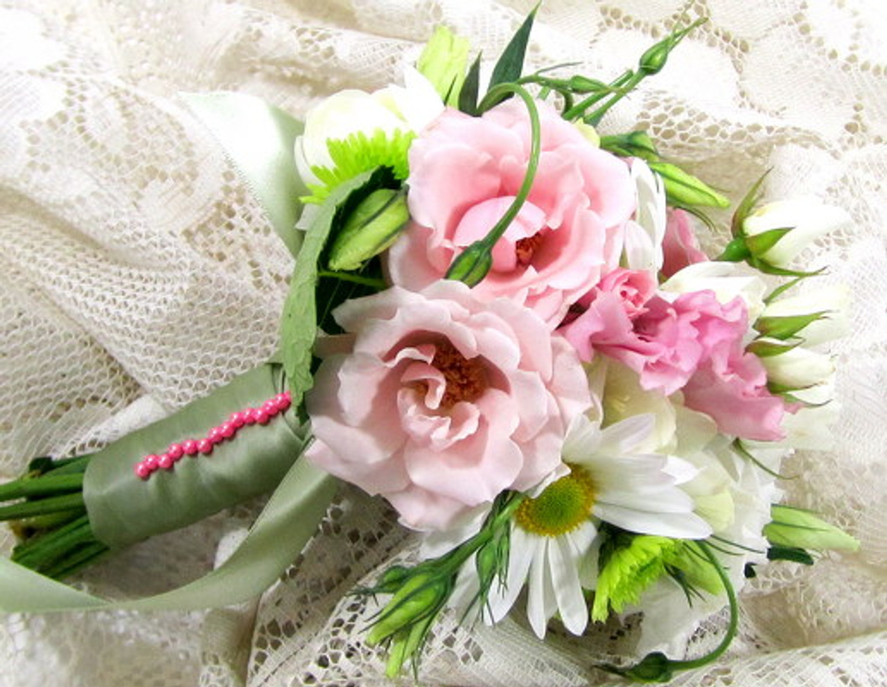 White Daisy, Roses & Pink Lisianthus