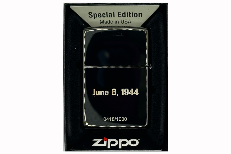Zippo Sturmfeuerzeug - D-Day Landing, Brushed Chrome, Color Image - Nachfüllbar - Wiederverwendbar - Windfestes Design - Geschenkbox - Made in USA