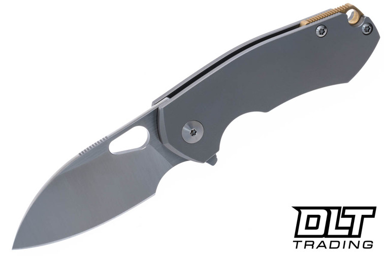 GiantMouse ACE Riv - Satin M390 - Titanium - DLT Trading