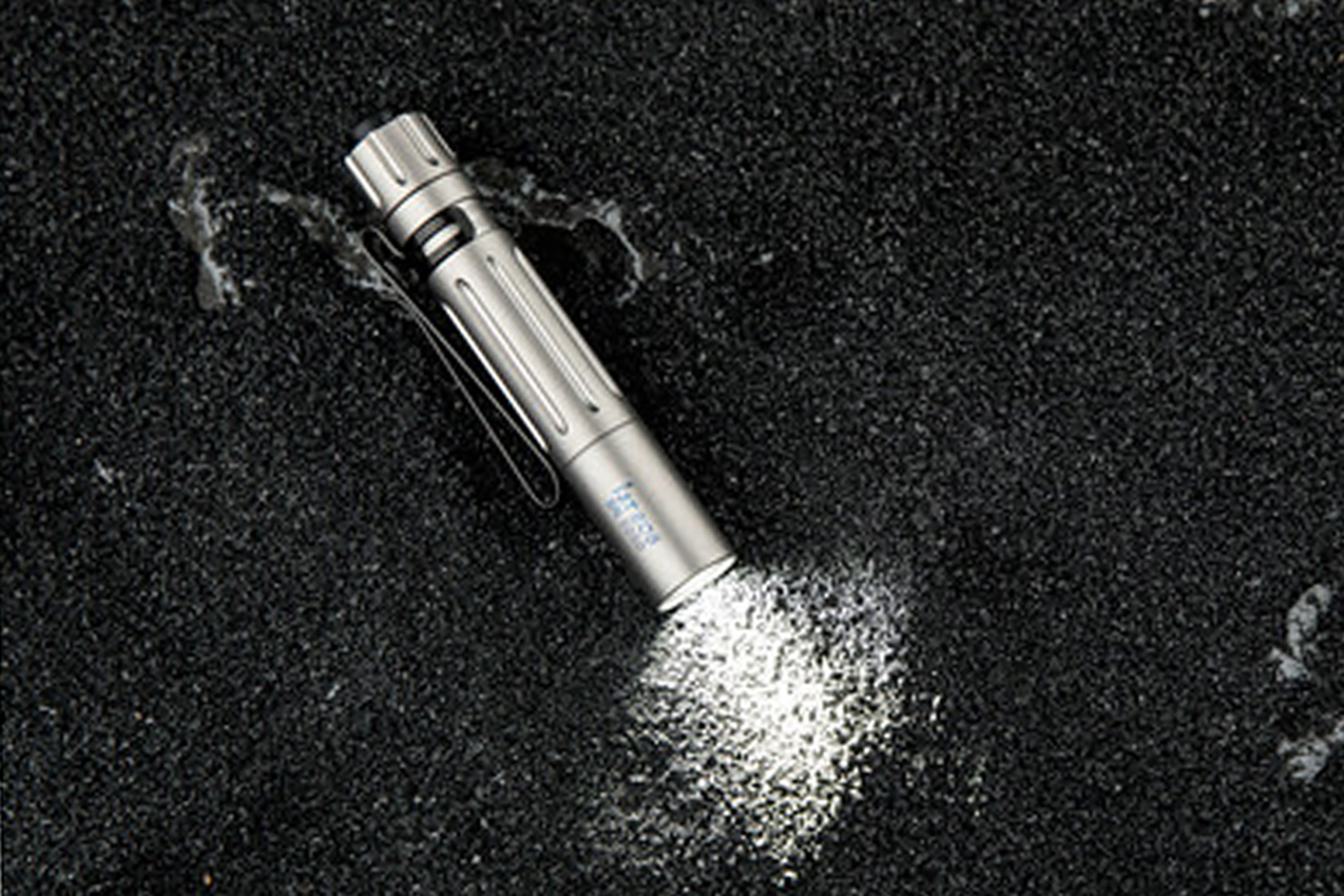 OLIGHT i3T EOS : 縦線バージョン (チタン合金製) ★限定品★ OLIGHT i3T EOS : 縦線バージョン (チタン合金製) ☆限定品