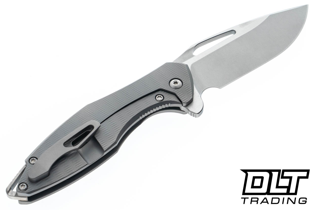 Koenig Mini Arius - Plexa Pattern Titanium - Burnished M390 Blade