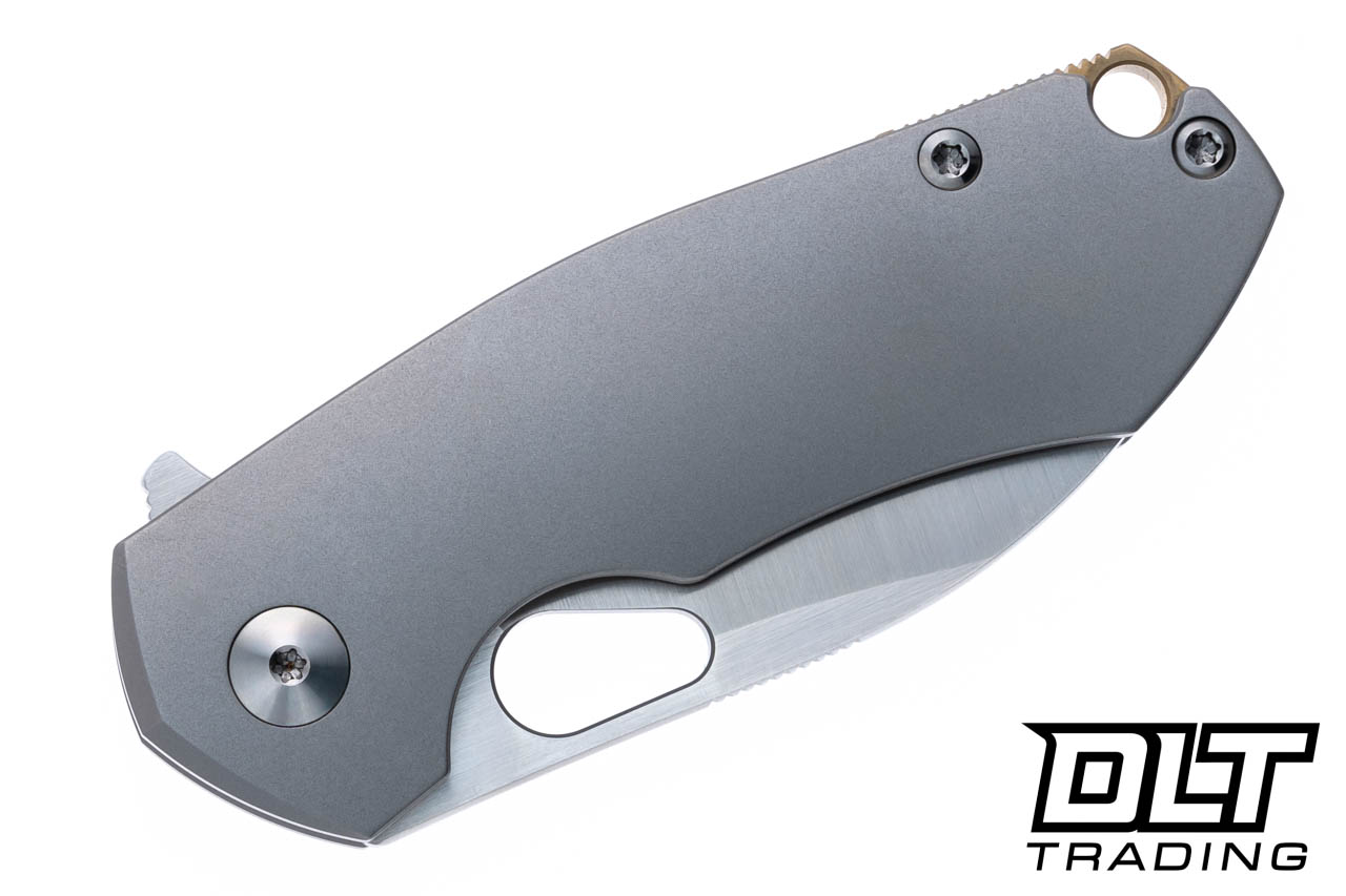GiantMouse ACE Riv - Satin M390 - Titanium - DLT Trading