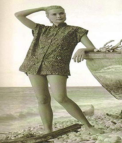 Posterazzi DAP18292 Grace Kelly - Leaning on Edge of Boat on Beach Photo Print  8 x 10  Multi
