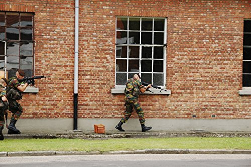 Posterazzi Belgian soldiers on patrol around a suspect building Poster Print 16 x 11