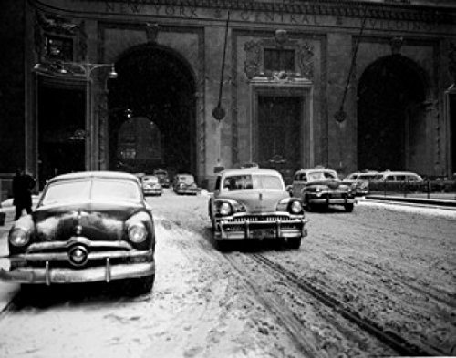 Posterazzi USA New York City cars outside Helmsley Building Poster Print 18 x 24