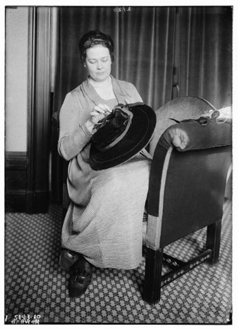 HistoricalFindings Photo: Howard,Hats,Women,Chairs,Clothing,Accessories,Portraits,Rooms,Bain News Service