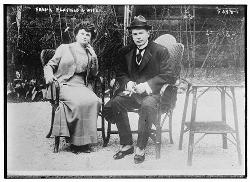HistoricalFindings Photo: Fred. Penfield,Wife,spouses,Couples,Table,Chairs,Outdoor Furniture,Dress Clothes