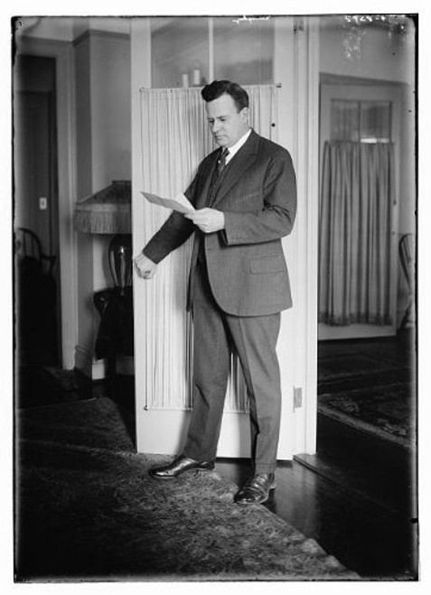 HistoricalFindings Photo: Murphy,Curtains,Reading Papers,Door,Men,Suit,Dress Clothes,tie,Bain News Service HistoricalFindings Photo: Murphy,Curtains,Reading Papers,Door,Men,Suit,Dress Clothes,tie,Bain News Service