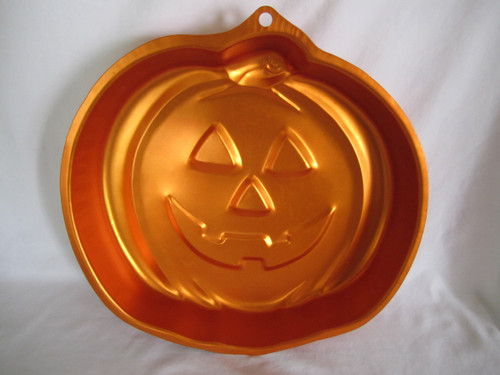 Wilton Orange Cake Pan Jack O Lantern Pumpkin Halloween Shape #2105-2059 Wilton Orange Cake Pan Jack O Lantern Pumpkin Halloween Shape #2105-2059