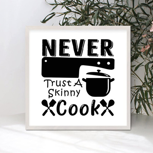 7x7in Framed Wood Sign with Motivational Quotes Never Trust a Skinny Cook Vintage Style Wall Hang White Frame Wood Plaque for Cottage Bedroom Garden Yard Farmhouse Porch Cafe Bar Wall Decor