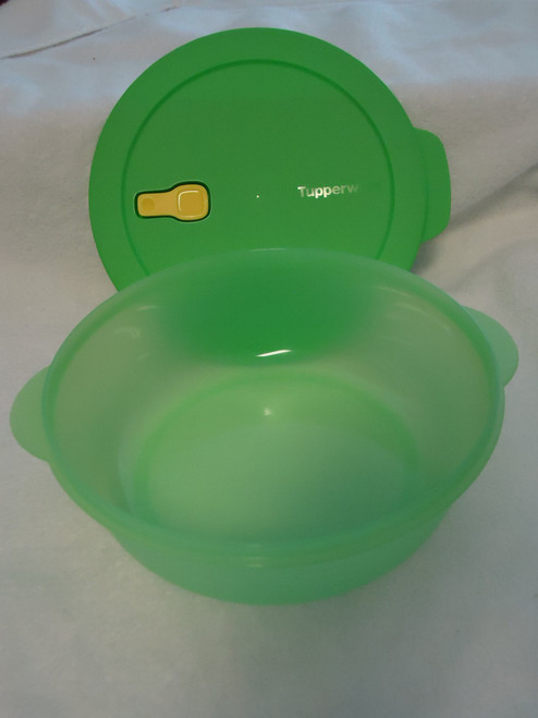 Tupperware Crystalwave 3 Qt Bowl Green