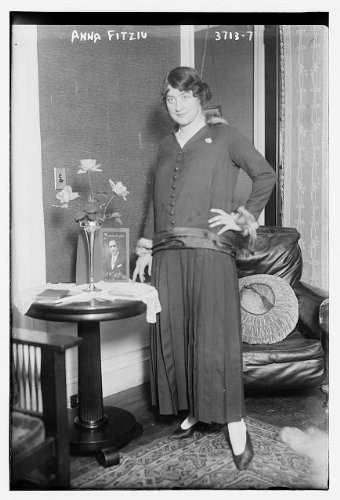 HistoricalFindings Photo: Anna Fitziu,1887-1967,American Soprano,Opera Singer,Table,Flowers,vase
