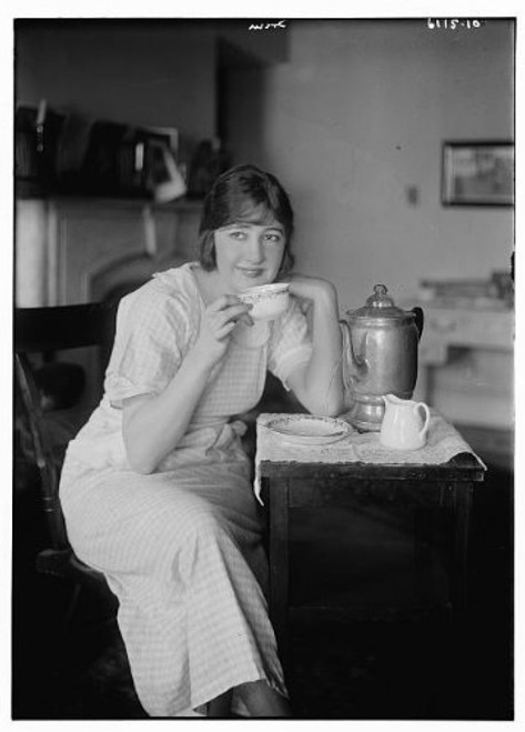 HistoricalFindings Photo: Green,Women,Drinking Tea,Cups,Saucers,Tables,Dresses,Clothing,Bain News Service HistoricalFindings Photo: Green,Women,Drinking Tea,Cups,Saucers,Tables,Dresses,Clothing,Bain News Service