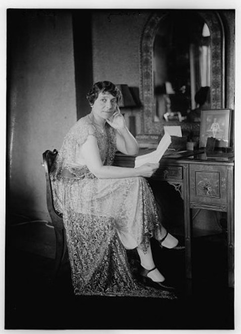 HistoricalFindings Photo: Liebling,Women,lace Clothing,Dressing Table,Papers,Portraits,Bain News Service