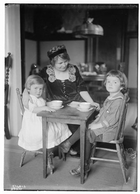 HistoricalFindings Photo: Ware,Children,Tables,Drinking,Mothers,Women,Group Portraits,Bain News Service