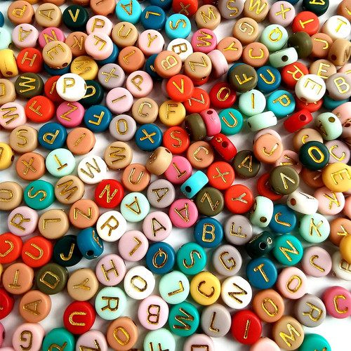 Amaney 1000pcs 4x7mm Round Letter Beads Colorful Acrylic with Gold Letter Alphabet for Jewelry Making Amaney 1000pcs 4x7mm Round Letter Beads Colorful Acrylic with Gold Letter Alphabet for Jewelry Making